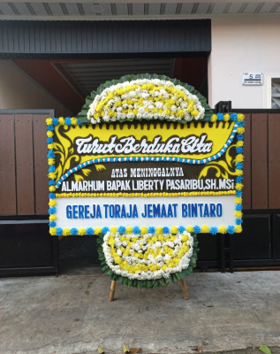 Papan Bunga Duka di Wadaslintang